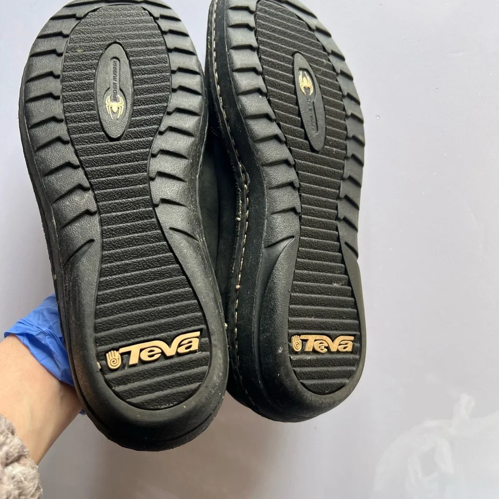 Teva sleek black